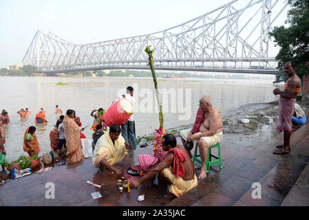 Kolkata India Th Oct Hindu Devotees Give Holy Dip With