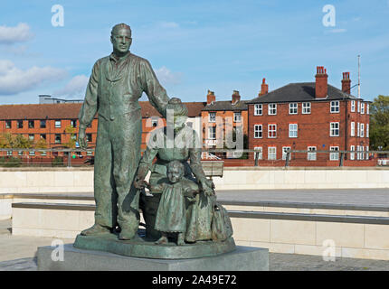 Statue The Pioneers On The Quayside Kingston Upon Hull East