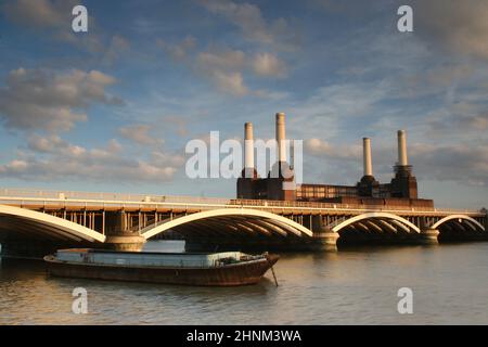 Battersea Power Station With Grosvenor Bridge London England Stock