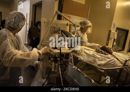 Intubated Patient Ct Scan Stock Photo Alamy