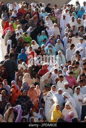 Pakistani Muslims Leave Faisal Mosque After Offering Last Friday