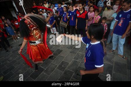 Kathmandu Bagmati Nepal Rd Sep Workers Paint The Gaddi