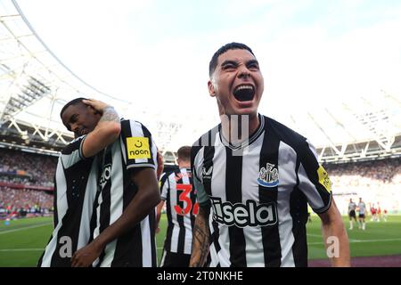 Newcastle United S Alexander Isak Centre Right Celebrates Scoring