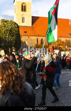 Pro Palästina Demonstration am Neptunbrunnen Nähe Alexanderplatz