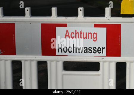 Hochwasser Barriere F R Fussg Nger Und Verkehr Mit Der Aufschrift