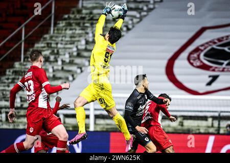 ANTWERPEN BELGIUM FEBRUARY 2 Senne Lammens Of Royal Antwerp FC