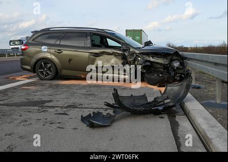 A Schkeuditz Voller Lkw Tank L Uft Nach Unfall Mit Zwei Verletzten