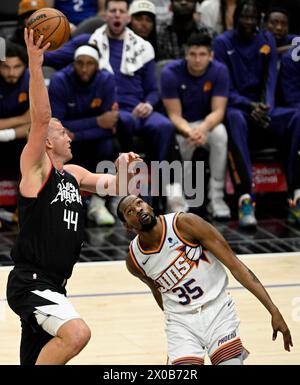 Phoenix Suns Center Mason Plumlee Right Alters A Shot By Los Angeles