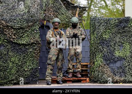 Soldaten Mit Waffen Mg Beim Besuch Von Bundesverteidigungsminister