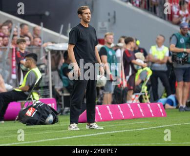 Julian Schuster Chef Trainer SC Freiburg Mit Kiliann Sildillia SC