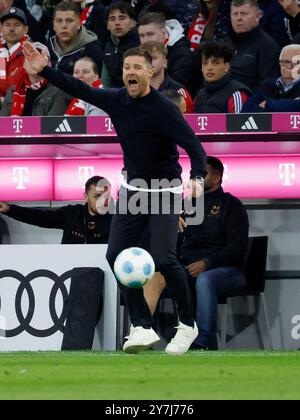 Xabi Alonso Bayer Leverkusen Trainer Vor Spielbeginn Im Interview