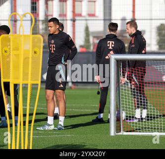 Tarek Buchmann Fc Bayern Muenchen Auf Dem Weg Aus Der Kabine Auf