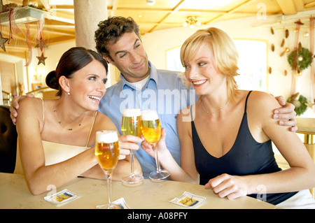 Mann flirtet eifersucht