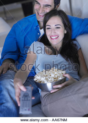 http://l450v.alamy.com/450v/aa67nm/couple-watching-television-together-and-eating-popcorn-aa67nm.jpg