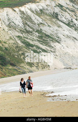 http://l450v.alamy.com/450v/ag8h5m/a-young-couple-on-holiday-enjoying-a-walk-along-the-beach-at-yaverland-ag8h5m.jpg