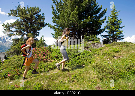 Zwei Junge Frauen Beim Wandern In Den Bergen Two Women Walking In The