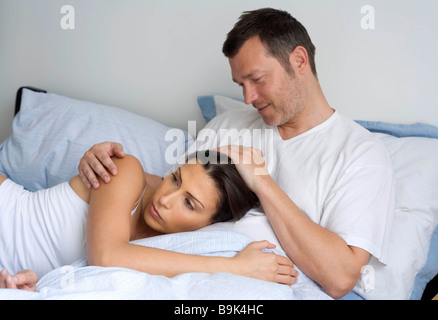 http://l450v.alamy.com/450v/b9k4hc/young-couple-relaxing-at-home-b9k4hc.jpg