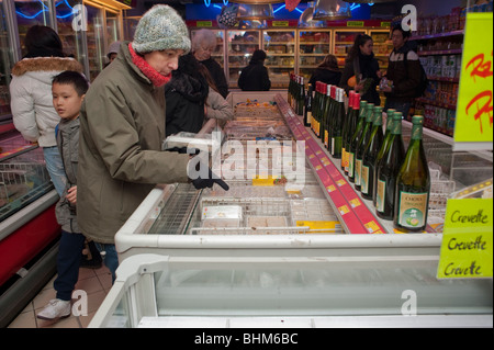 http://l450v.alamy.com/450v/bhm6bc/paris-france-woman-shopping-for-frozen-food-in-chinese-supermarket-bhm6bc.jpg