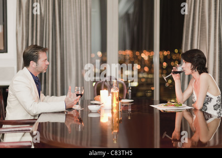 http://l450v.alamy.com/450v/c83th5/couple-having-romantic-dinner-at-home-c83th5.jpg