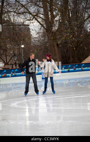 http://l450v.alamy.com/450v/cc3myk/couple-iceskating-at-winter-wonderland-in-hyde-park-in-london-cc3myk.jpg