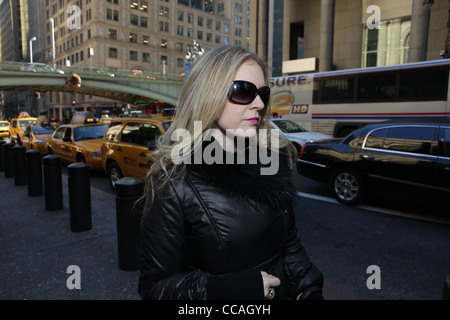 http://l450v.alamy.com/450v/ccagyh/attractive-young-woman-at-grand-central-station-taxi-stand-in-new-ccagyh.jpg