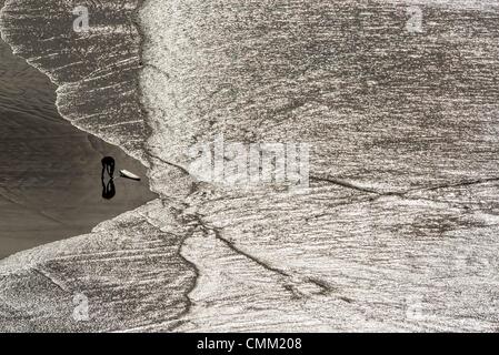 Saunton Beach Devon Uk Th November Silhouetted Surfers