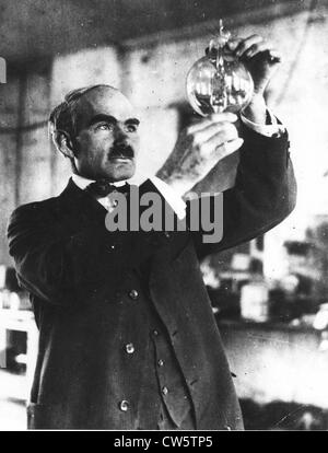 a biography of lee de forest the american inventor of audion vacuum tube Triode audion from 1908 (the 1906 audion was a 2-element device with the signal applied to a wire wrapped around the glass envelope) the audion was an electronic amplifying vacuum tube. a biography of lee de forest the american inventor of audion vacuum tube Triode audion from 1908 (the 1906 audion was a 2-element device with the signal applied to a wire wrapped around the glass envelope) the audion was an electronic amplifying vacuum tube.