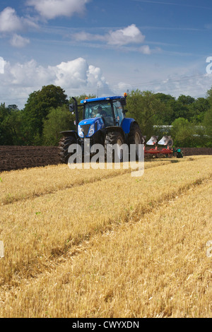 New Holland T7 220 Tractor Balling Straw With A Class Qudrent 3200