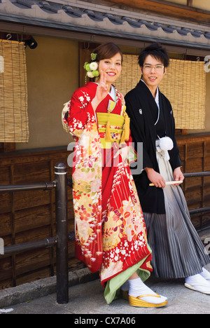 http://l450v.alamy.com/450v/cx7a06/young-japanese-couple-in-traditional-wedding-kimonos-kyoto-japan-cx7a06.jpg