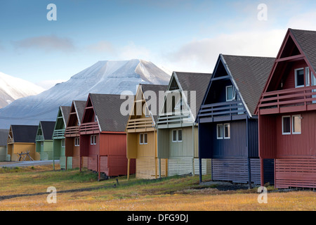 longyearbyen colourful houses svalbard alamy norway capped spitsbergen mountains snow front