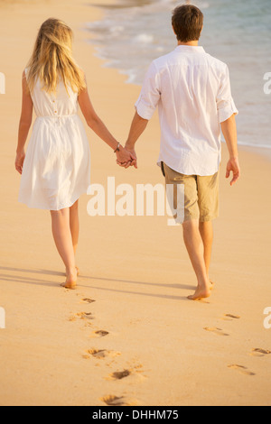 http://l450v.alamy.com/450v/dhhm75/romantic-couple-holding-hands-walking-on-beach-at-sunset-man-and-woman-dhhm75.jpg