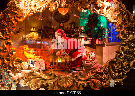 christmas shop window display at fortnum mason christmas shop window display at fortnum mason