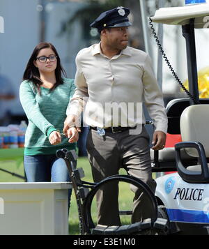 ariel winter ed o neill actor ed o neill arresting ariel winter for a scene as he ariel winter ed o neill actor ed o neill arresting ariel winter for a scene as he