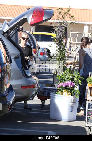 Naomi Watts buys flowers and plants at Home Depot Featuring: Naomi ... Naomi Watts buys flowers and plants at Home Depot Featuring: Naomi ...