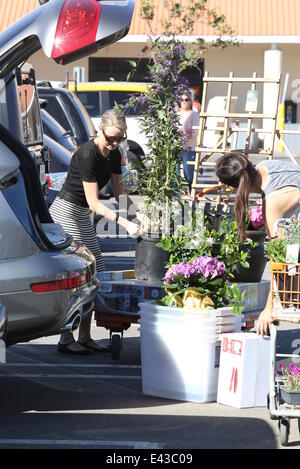 Naomi Watts buys flowers and plants at Home Depot Featuring: Naomi ... Naomi Watts buys flowers and plants at Home Depot Featuring: Naomi ...