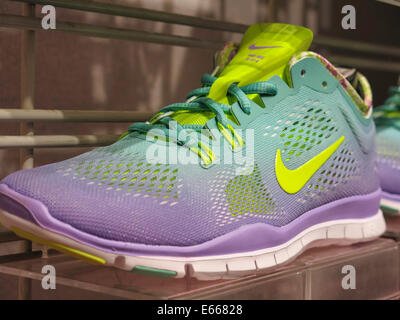 nike lunarsolo grey running shoes price