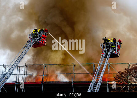 Hamburg Germany 04th Nov 2014 Firefighters Putting Out A Fire On