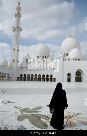 Abu Dhabi Uae Veiled Woman Weaving Rug At Craft Centre Stock Photo Alamy