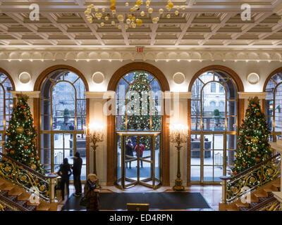 Madison Avenue Entrance of The Lotte New York Palace Hotel, Holiday Stock Photo: 64350175 - Alamy