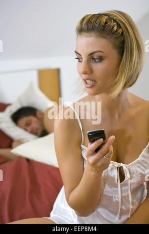 Mann, schlafend, bett, frau, schlafzimmer, handy, sms, schreiben ...