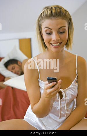 Mann, schlafend, bett, frau, schlafzimmer, , handy, sms, schreiben ...