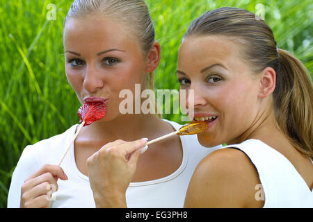 Zwei Junge Girls lutschen Schwanz Zwei Junge Girls lutschen Schwanz