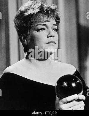 Simone Signoret On Set Of The Film Naked Autumn Aka Les Mauvais Coups Stock Photo