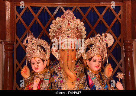 Lord Ganesha With Rddhi And Siddhi Nagnathpar Sarvajanik Ganapati