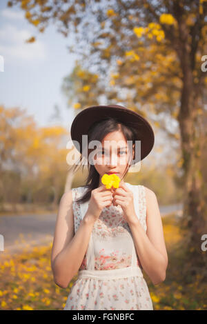 http://l450v.alamy.com/450v/fgnbfc/asian-pretty-girl-surrounded-by-the-yellow-flowers-in-summer-fgnbfc.jpg