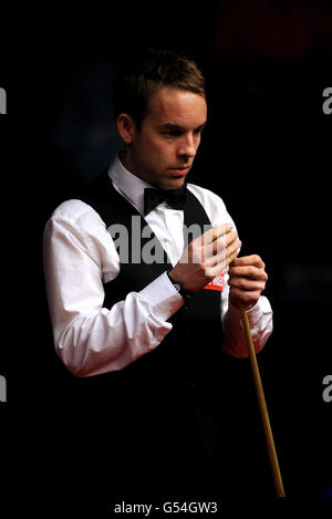 Ali Carter Chalks His Cue During His Quarter Finals Match Against Joe O