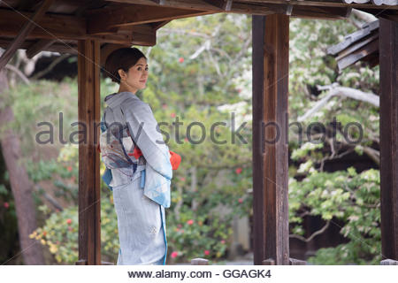 http://l450v.alamy.com/450v/ggagk4/young-japanese-woman-in-kimono-walking-on-wooden-bridge-ggagk4.jpg