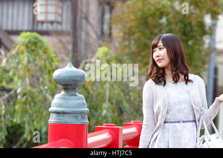http://l450v.alamy.com/450v/htj7c5/fashionable-japanese-woman-walking-on-traditional-bridge-tokyo-japan-htj7c5.jpg
