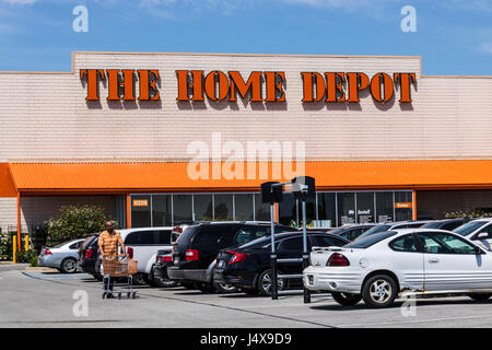 depot hardware osoyoos gardening alamy supplies display indianapolis circa location lowe handyman