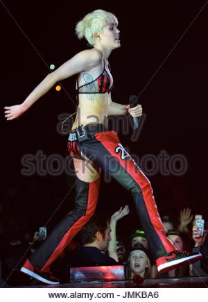Miley cyrus dance off accept Miley cyrus dance off